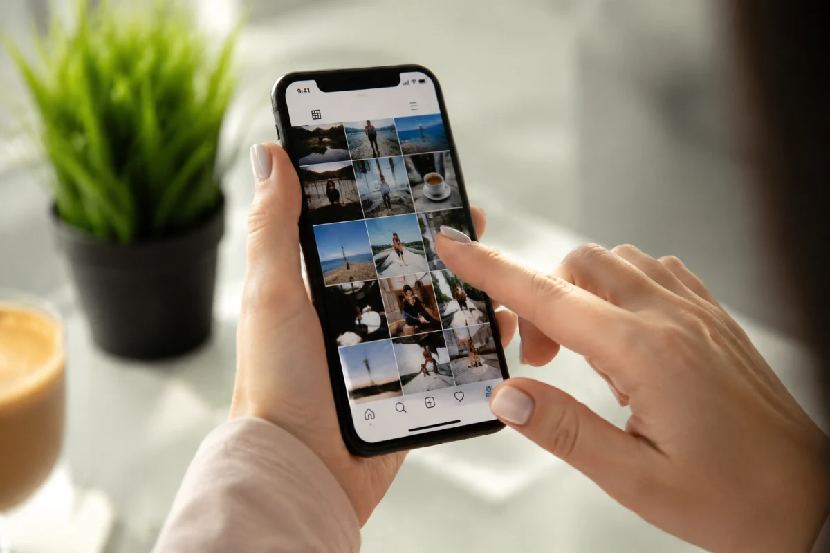 Booster ses followers Instagram : méthodes organiques et outils qui marchent vraiment Écran de téléphone affichant des statistiques de croissance d'abonnés sur un compte Instagram